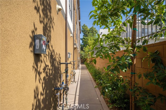 6829 North Haskell Avenue photo 44