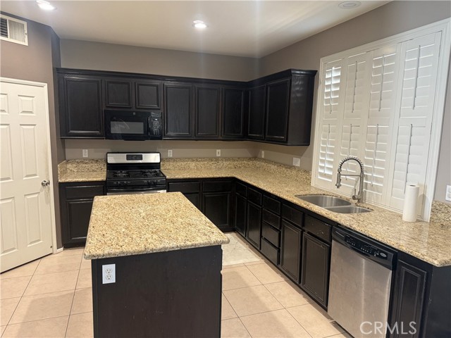 Detail Gallery Image 4 of 11 For 5586 Allendale Dr, Riverside,  CA 92507 - 4 Beds | 2/1 Baths