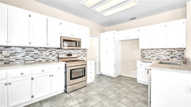 Detail Gallery Image 11 of 53 For 13257 Antioch Cir, Victorville,  CA 92392 - 4 Beds | 2/1 Baths