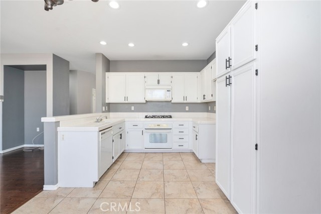 Detail Gallery Image 11 of 39 For 12962 Tehachapi St, Hesperia,  CA 92344 - 4 Beds | 2 Baths