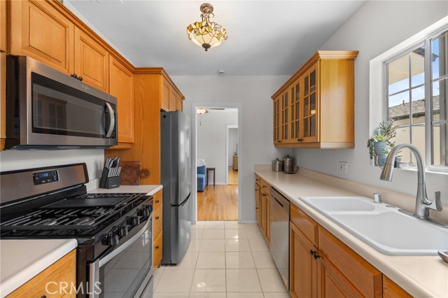 1820 N Avon Street, Burbank CA: https://media.crmls.org/medias/c347c989-9b7a-4cfc-a6fd-97f2d8095754.jpg