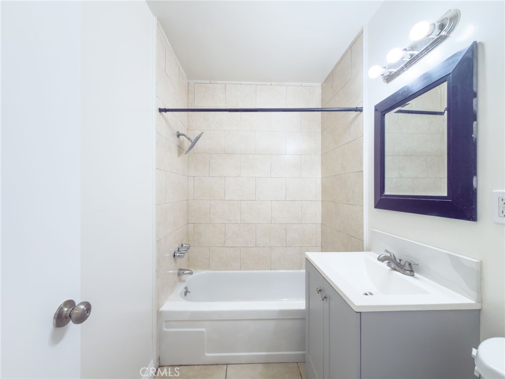 https://media.crmls.org/medias/c348eb2f-153a-4617-b840-c318432e4ee4.jpg?preset=X-Large