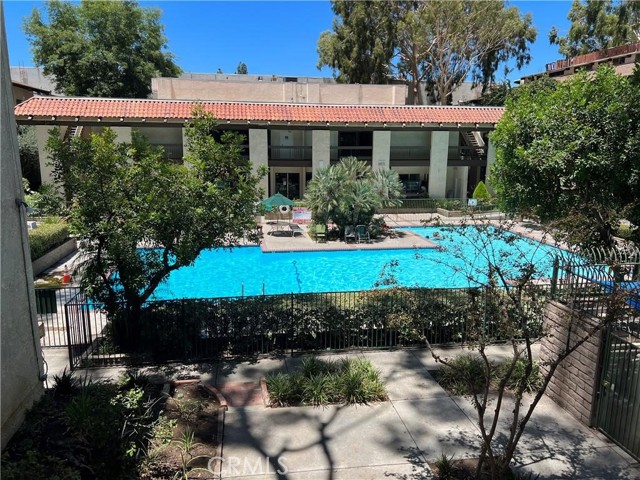 Detail Gallery Image 6 of 8 For 5460 White Oak Ave #G210,  Encino,  CA 91316 - 2 Beds | 2 Baths