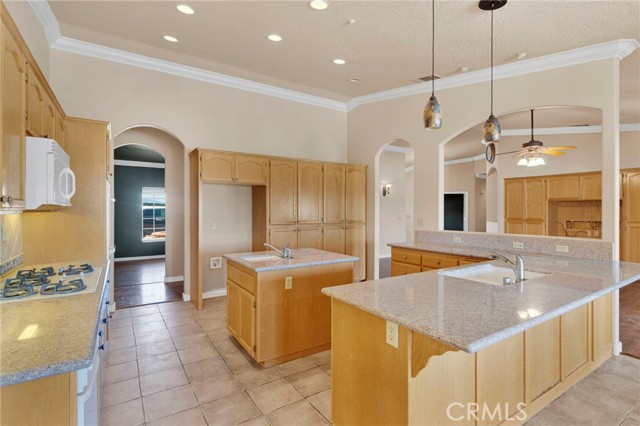 Detail Gallery Image 17 of 68 For 7091 Coriander, Oak Hills,  CA 92344 - 5 Beds | 5/1 Baths