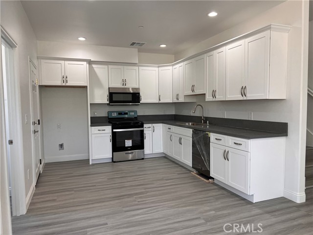 Detail Gallery Image 5 of 13 For 572 N Teakwood Ave #1,  Rialto,  CA 92376 - 4 Beds | 3/1 Baths