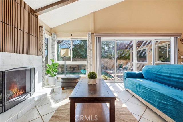 Detail Gallery Image 15 of 41 For 23943 via Flamenco, Valencia,  CA 91355 - 5 Beds | 3 Baths