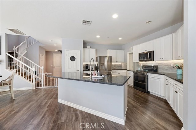 Detail Gallery Image 8 of 53 For 15699 Slowik Ct, Fontana,  CA 92336 - 4 Beds | 3/1 Baths