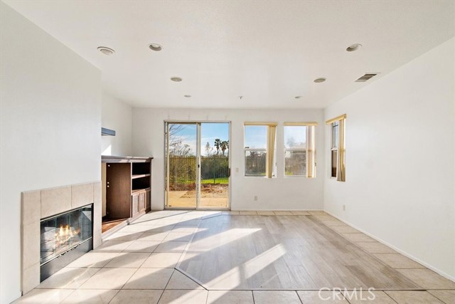 Detail Gallery Image 3 of 32 For 16757 Escalon, Fontana,  CA 92336 - 5 Beds | 3/1 Baths