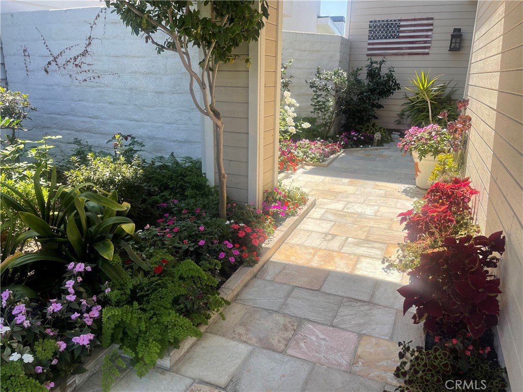 https://media.crmls.org/medias/c352d704-272b-4531-a107-38053eda0998.jpg?preset=X-Large