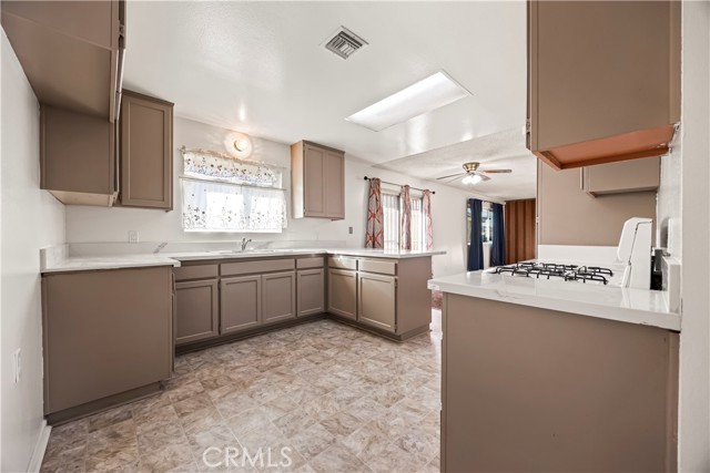 Detail Gallery Image 5 of 17 For 2520 14th St, Riverside,  CA 92507 - 3 Beds | 2 Baths