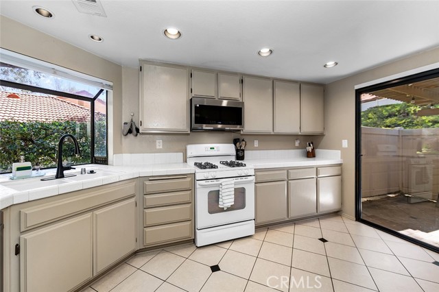 Detail Gallery Image 6 of 18 For 26323 Rainbow Glen, Newhall,  CA 91321 - 2 Beds | 2 Baths