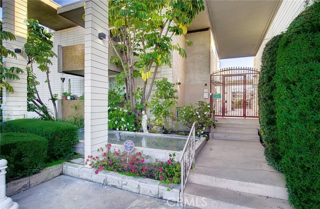 Detail Gallery Image 1 of 22 For 1200 W Huntington Dr #17,  Arcadia,  CA 91007 - 2 Beds | 2 Baths
