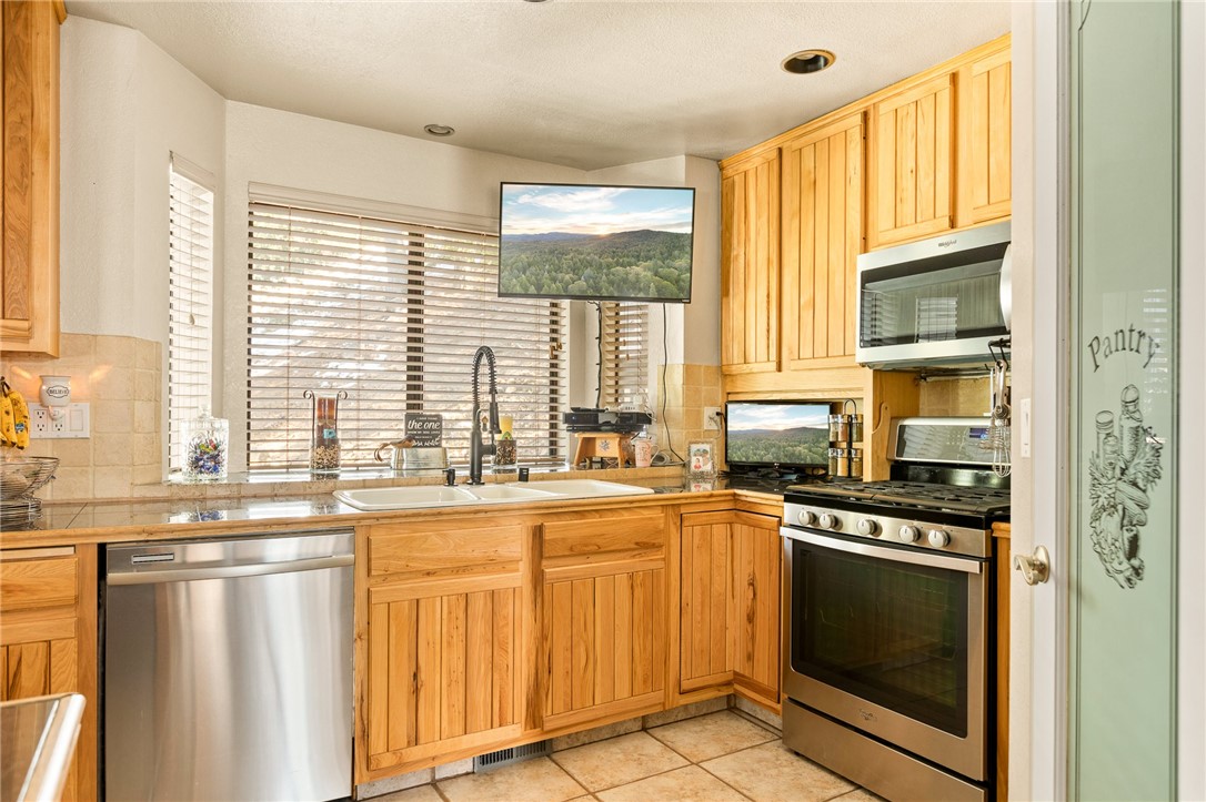 Detail Gallery Image 11 of 52 For 27596 N Bay Rd, Lake Arrowhead,  CA 92352 - 4 Beds | 2/1 Baths