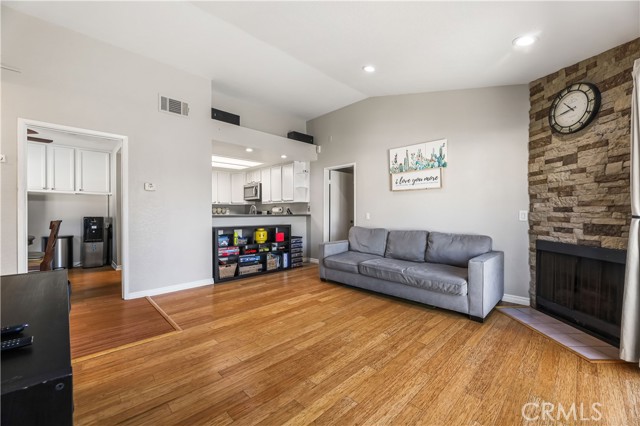 Detail Gallery Image 6 of 38 For 3512 W Stonepine #D,  Anaheim,  CA 92804 - 1 Beds | 1 Baths