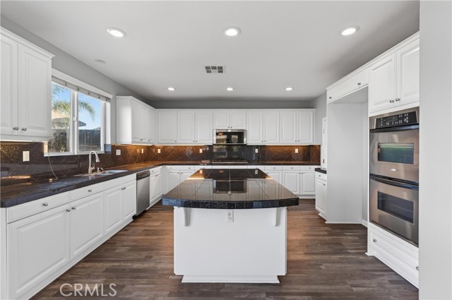 Detail Gallery Image 6 of 30 For 16154 Skyridge Dr, Riverside,  CA 92503 - 5 Beds | 3/1 Baths