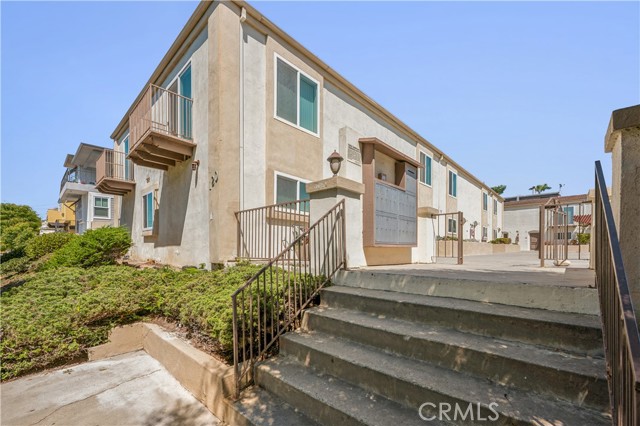 Detail Gallery Image 3 of 14 For 120 S Francisca Ave #11,  Redondo Beach,  CA 90277 - 2 Beds | 2/1 Baths