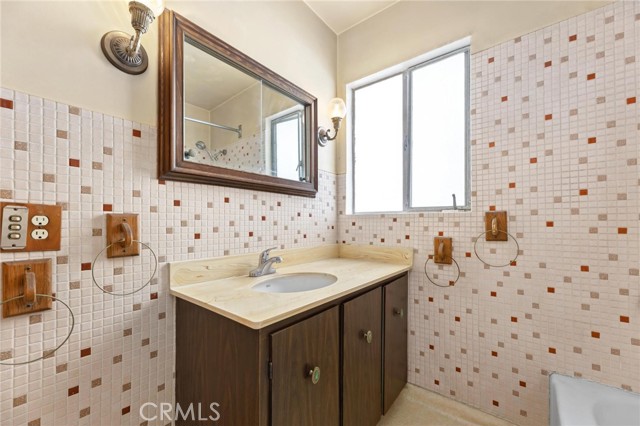 661 19th Street, Manhattan Beach, California 90266, 3 Bedrooms Bedrooms, ,1 BathroomBathrooms,Residential,For Sale,19th,SB24222440