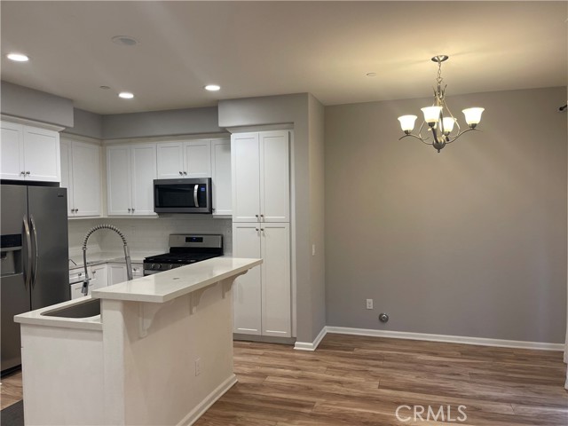 Detail Gallery Image 3 of 30 For 10361 Diamond Way, Pacoima,  CA 91331 - 4 Beds | 3 Baths