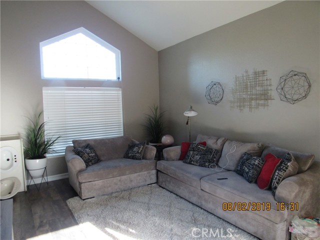 Detail Gallery Image 4 of 22 For 12683 Ninebark St, Moreno Valley,  CA 92553 - 3 Beds | 2/1 Baths