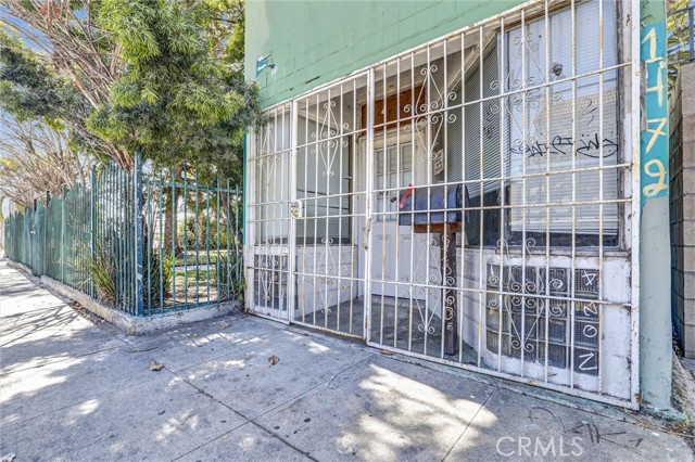1470 W Adams Boulevard, Los Angeles CA: https://media.crmls.org/medias/c3661ea4-77bc-4e6e-b876-36c3ee22652a.jpg