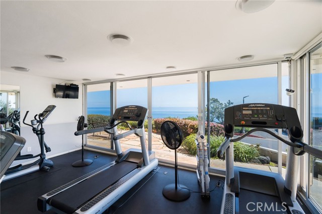 Cmnty gym with free weights ocean view