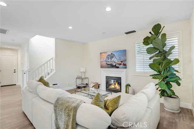 Detail Gallery Image 12 of 34 For 19920 Holly Dr, Saugus,  CA 91350 - 3 Beds | 2/1 Baths