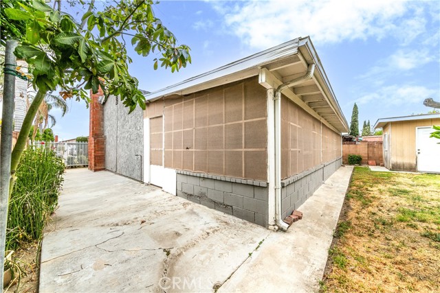 13143 Crowley Street, Arleta CA: https://media.crmls.org/medias/c371dfbb-7d7c-4c32-a3f3-373b9a769c96.jpg