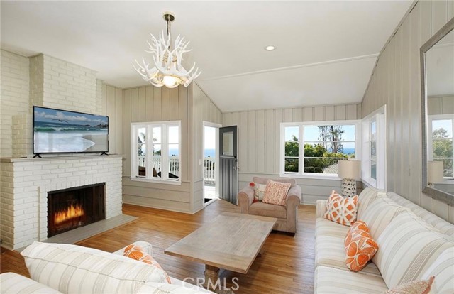 Detail Gallery Image 5 of 34 For 394 Moss St, Laguna Beach,  CA 92651 - 3 Beds | 2/1 Baths