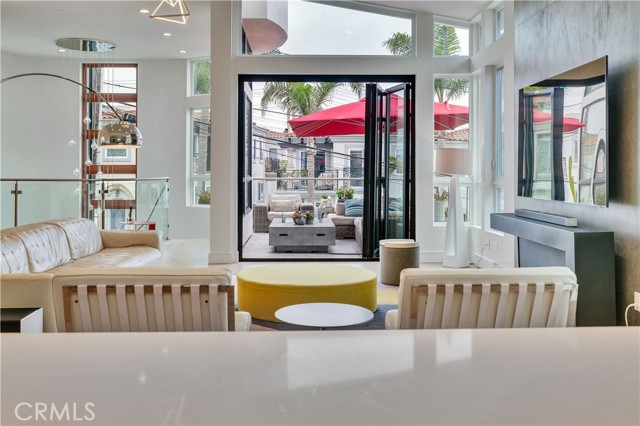 719 1st Place, Hermosa Beach CA: https://media.crmls.org/medias/c378390b-3891-40f1-8bb3-98a6ece2e08a.jpg