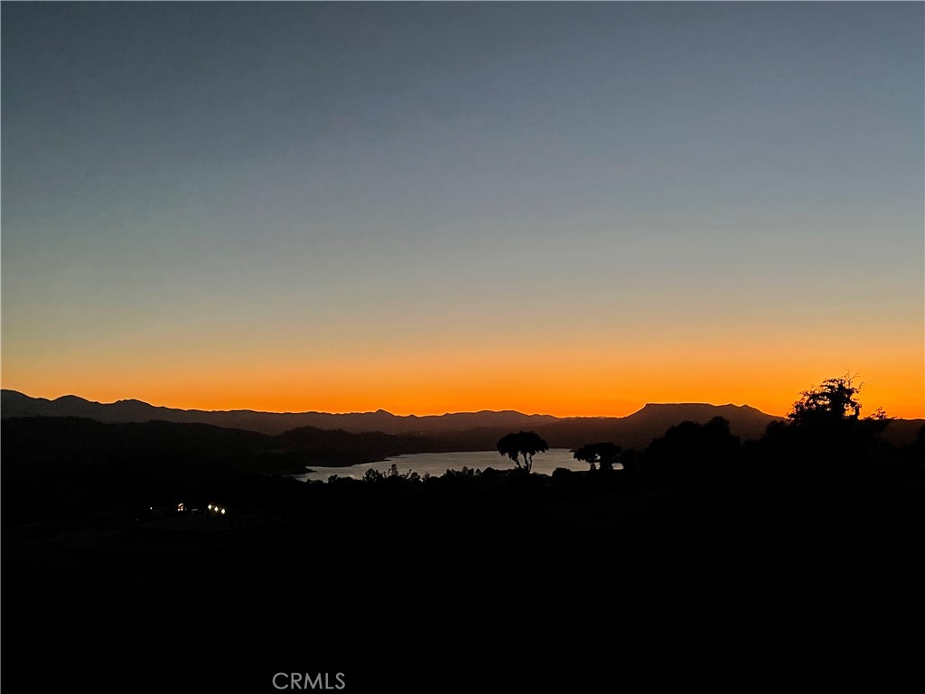 https://media.crmls.org/medias/c378513e-e0eb-4dc4-b371-decf42d8c091.jpg?preset=X-Large