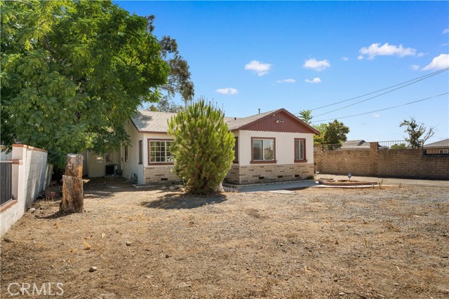 8139 N Maple Avenue, Rialto CA: https://media.crmls.org/medias/c37e8cc0-6444-4c38-942a-6c94f33e8573.jpg