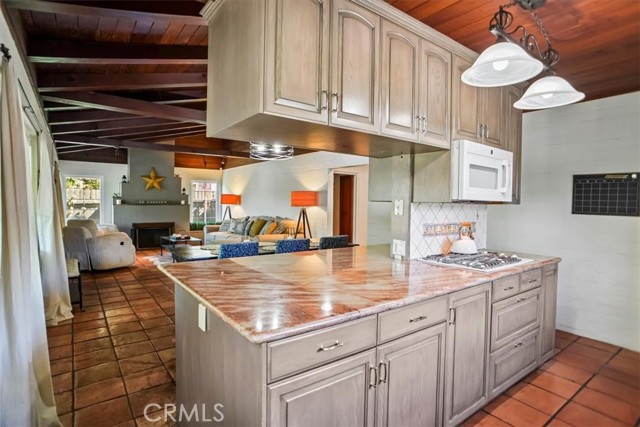 525 Bob Hope Drive, Burbank CA: https://media.crmls.org/medias/c37efba7-8ccc-47a0-85df-197d90ed7a07.jpg