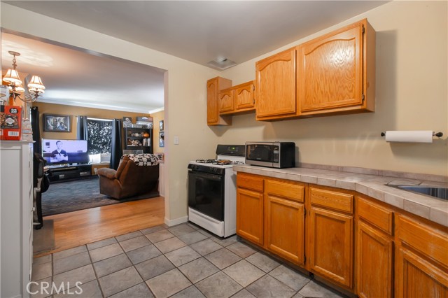 Detail Gallery Image 5 of 28 For 1329 -1331 N Screenland Dr #1329-1331,  Burbank,  CA 91505 - 4 Beds | 2 Baths