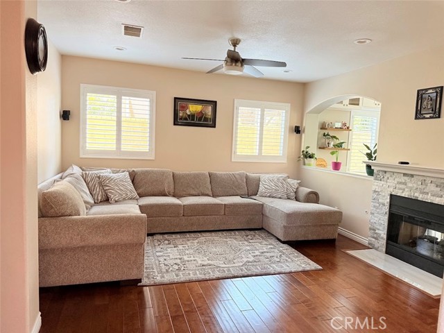 Detail Gallery Image 4 of 25 For 19718 May Way, Canyon Country,  CA 91351 - 4 Beds | 3 Baths