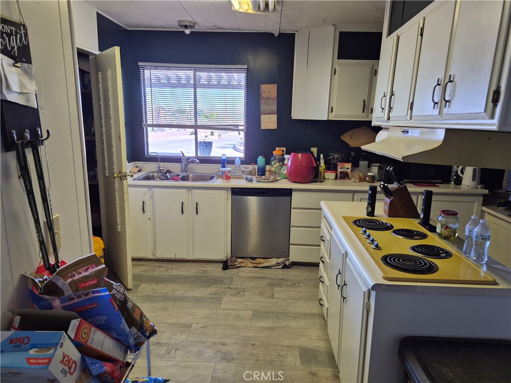 https://media.crmls.org/medias/c38dfbd3-bec1-4005-8a5b-590047a14b9a.jpg?preset=X-Large