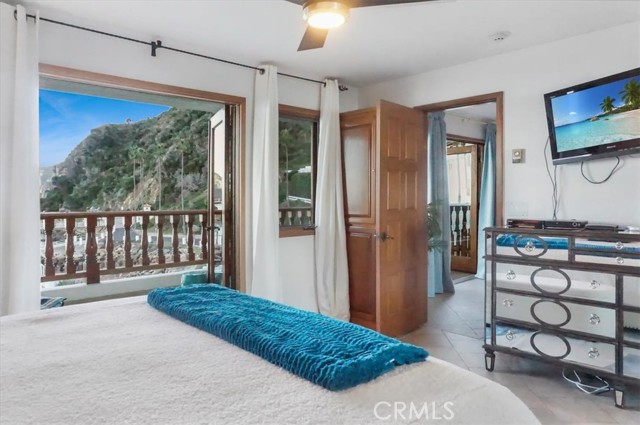 68 Playa Azul, Avalon CA: https://media.crmls.org/medias/c392b3e2-1664-41eb-b0d3-c9493a0e7422.jpg