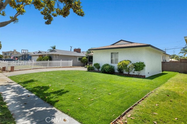 Spacious front yard.
