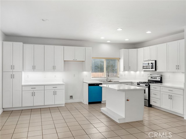 Detail Gallery Image 6 of 25 For 14580 Phoenix St, Victorville,  CA 92394 - 4 Beds | 3 Baths