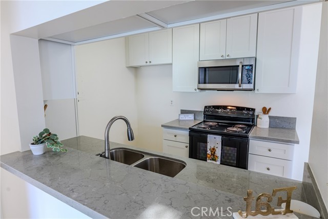 Detail Gallery Image 7 of 22 For 5460 White Oak #K301,  Encino,  CA 91316 - 2 Beds | 2 Baths