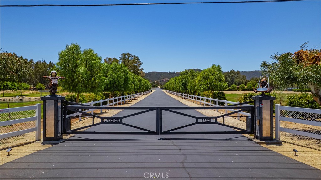 https://media.crmls.org/medias/c39d2ebd-3eed-4658-abf0-ae3933736f97.jpg?preset=X-Large