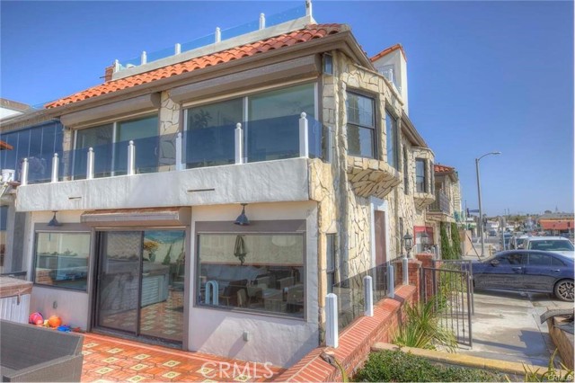 Detail Gallery Image 2 of 20 For 6800 W Oceanfront, Newport Beach,  CA 92663 - 3 Beds | 2 Baths