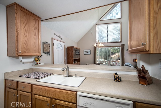 Detail Gallery Image 14 of 26 For 2560 Catalina Dr, Running Springs,  CA 92382 - 3 Beds | 1/1 Baths