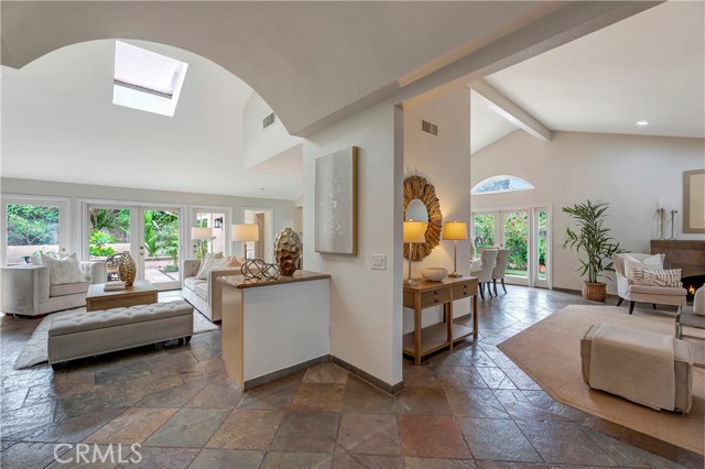 Detail Gallery Image 2 of 45 For 18862 via Palatino, Irvine,  CA 92603 - 4 Beds | 3 Baths