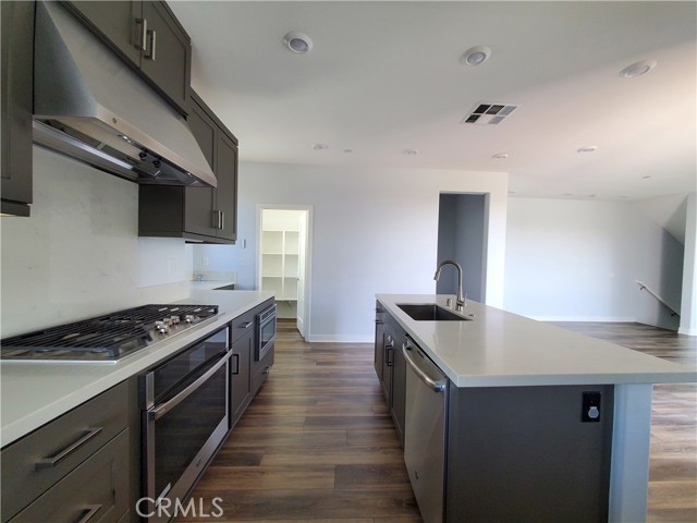 Detail Gallery Image 7 of 20 For 430 Transport, Tustin,  CA 92782 - 4 Beds | 3/1 Baths