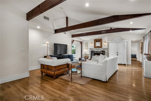 Detail Gallery Image 6 of 34 For 22015 Independencia St, Woodland Hills,  CA 91364 - 3 Beds | 2 Baths