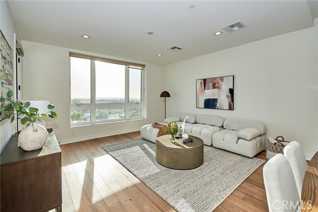 1050 N Joels Place, Los Angeles CA: https://media.crmls.org/medias/c3b1f31e-4df6-4c16-ac2c-3dbcbd8a99a0.jpg