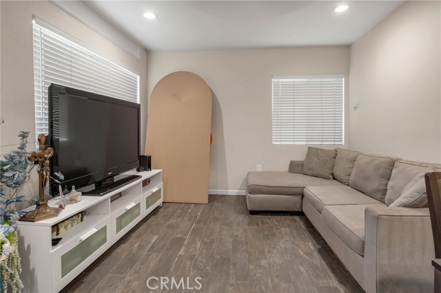 289 E Heath, Long Beach CA: https://media.crmls.org/medias/c3b476da-c31d-45ef-b9ad-e2cf7031bf48.jpg