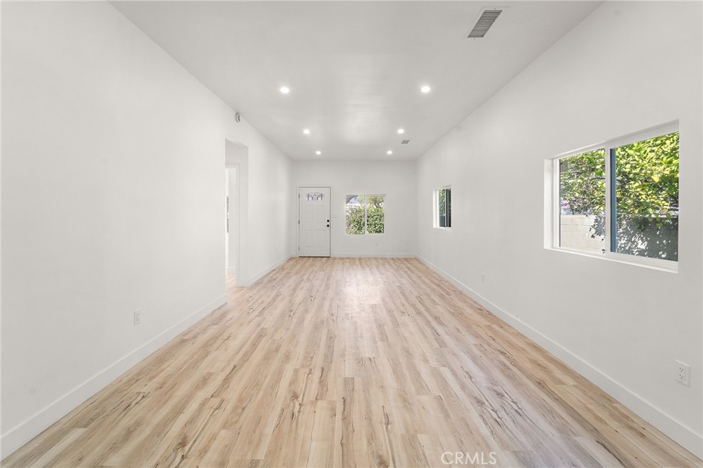 https://media.crmls.org/medias/c3b712f4-e1a6-4883-9137-d42382b61de6.jpg?preset=X-Large