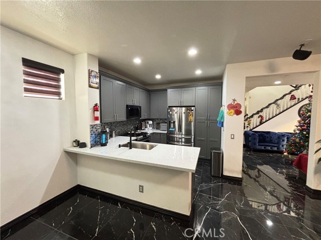 Detail Gallery Image 5 of 28 For 27700 Thalia Ln, Canyon Country,  CA 91351 - 3 Beds | 3 Baths