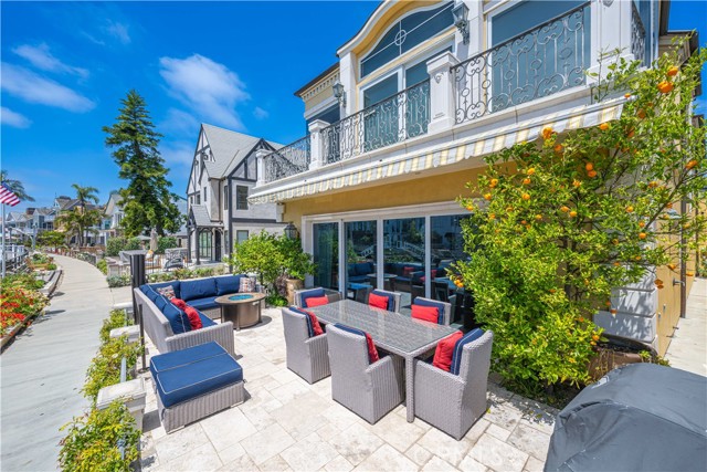 59 Rivo Alto Canal, Long Beach CA: https://media.crmls.org/medias/c3bfc134-45d3-485e-a383-bfbf117df17b.jpg